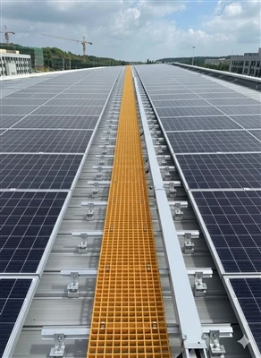 Tại sao lưới FRP lại lý tưởng cho lối đi của nhà máy điện mặt trời